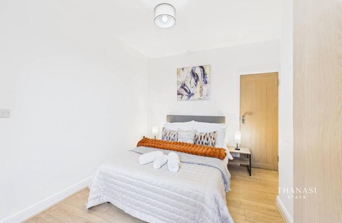 Oadby House | Contemporary 2BR House Free Parking 2 Baths sleeps 5 Oadby