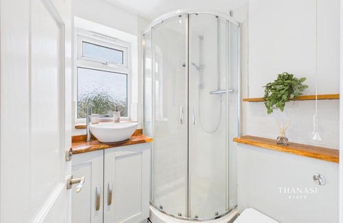 Oadby House | Contemporary 2BR House Free Parking 2 Baths sleeps 5 Oadby