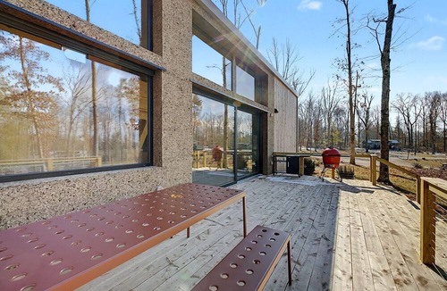 Tracy City Cabin | Contemporary Forest Hideaway with Stunning Glass Architecture in Tracy, Tennessee