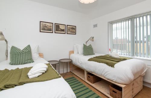 Severn Beach House | Contractor Accommodation Avonmouth 3 Bed Van Parking Sleeps 5