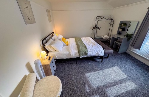 Whiston Apartment | Contractor Accommodation Sleeps 5 Parking for 2 Vans