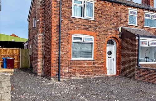 Whiston Apartment | Contractor Accommodation Sleeps 5 Parking for 2 Vans