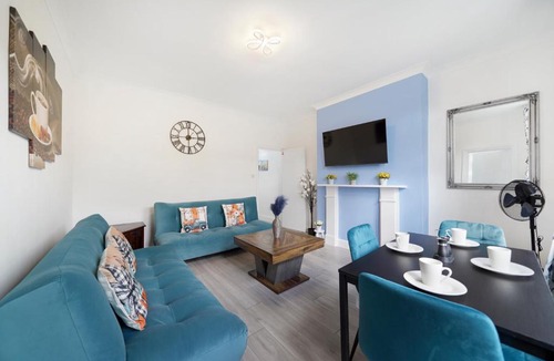 Ealing Common Apartment | Contractors welcome - 2-Bed Ealing Flat, Sleeps 6, Free Parking x2