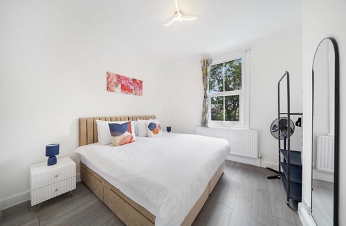Ealing Common Apartment | Contractors welcome - 2-Bed Ealing Flat, Sleeps 6, Free Parking x2