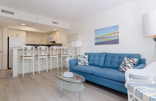 Wrightsville Beach Condo | Convenient 1BR Condo Steps from Johnnie Mercer’s