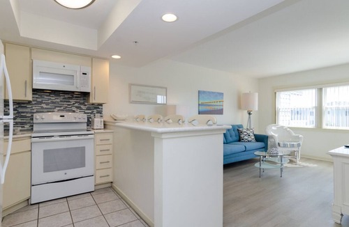 Wrightsville Beach Condo | Convenient 1BR Condo Steps from Johnnie Mercer’s