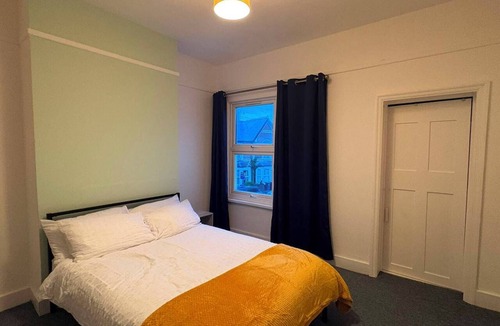 Reading House | Convenient 3-Bed Home near M4, Reading University, Shops and Takeaways