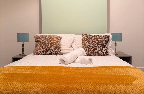 Reading House | Convenient 3-Bed Home near M4, Reading University, Shops and Takeaways