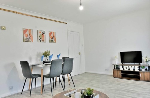 Earley Apartment | Convenient Accommodation near Reading University