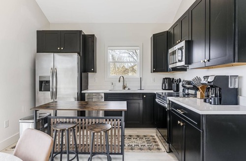 Kenilworth House | Convenient Downtown 1-Bed Home, Extended Stays & Pet-Friendly