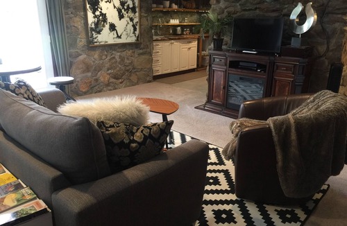 Kenilworth Apartment | Convenient Location : Charming & Stylish : Modern Amenities