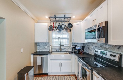 Melrose House | Convenient Nashville Hub w/Yard, 3 Mi to Downtown