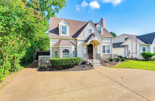 Melrose House | Convenient Nashville Hub w/Yard, 3 Mi to Downtown