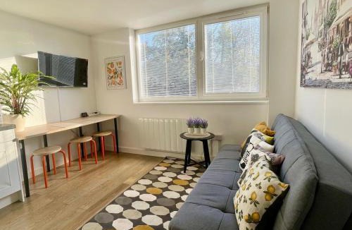 Andover Apartment | Convenient quiet flat with parking