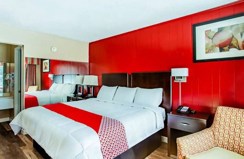 Ridgeland Hotel | Convenient Room w/Work Desk for Travelers Near Local Attractions