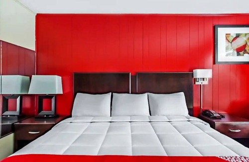 Ridgeland Hotel | Convenient Room w/Work Desk for Travelers Near Local Attractions