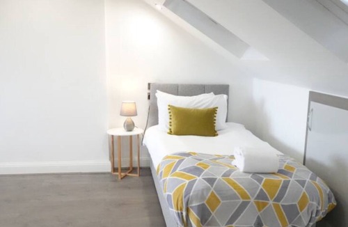 London Borough of Hounslow Apartment | Convenient Studio Flat Near Heathrow Airport Free Parking, 1 King & 1 Single Bed