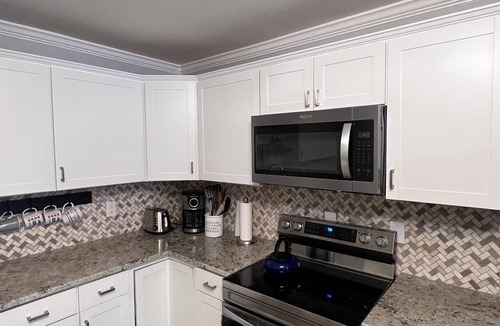 Monroe House | Cool and Calm 4bd 4ba close to all amenities in the city,
