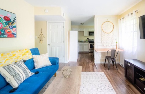 Durham Apartment | ★Cool Crib ★ King Bed ★ Long Term Stays ★ Duke★