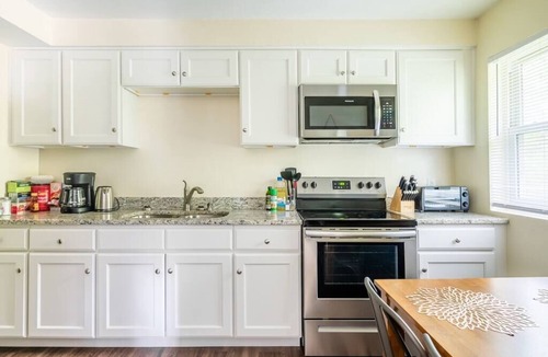 Durham Apartment | ★Cool Crib ★ King Bed ★ Long Term Stays ★ Duke★