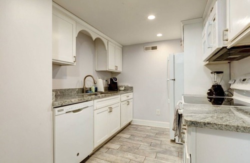 Wesley Heights House | Cool Guest House. Close to Uptown. Walk Everywhere