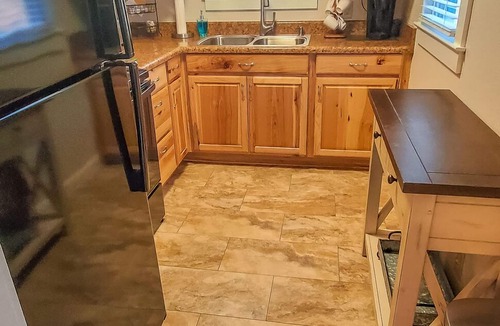 West Jefferson Cabin | Cooler Temps, Better Memories- 1BR/BA Studio Walk to Downtown, Fire Pit, Wifi