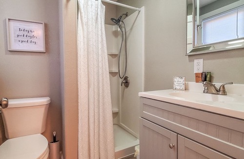 West Jefferson Cabin | Cooler Temps, Better Memories- 1BR/BA Studio Walk to Downtown, Fire Pit, Wifi