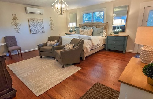 West Jefferson Cabin | Cooler Temps, Better Memories- 1BR/BA Studio Walk to Downtown, Fire Pit, Wifi