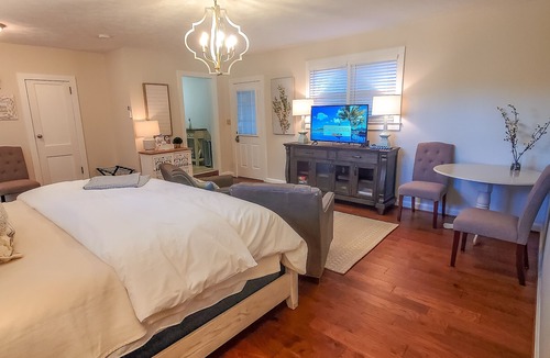 West Jefferson Cabin | Cooler Temps, Better Memories- 1BR/BA Studio Walk to Downtown, Fire Pit, Wifi