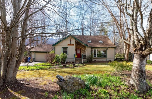 Valley Creek Run Cottage | Copper Lady Cottage - Creekside 3 BR, 2BA, Hot Tub, Firepit