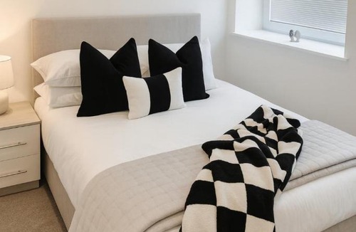 Waterloo Apartment | Copper Suite - 2Bed Elegance - Parking