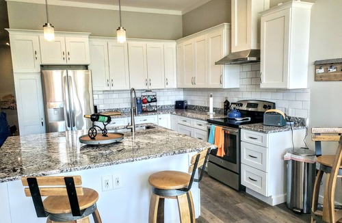 Wilmington Historic District House | Corner of Market & Front St. Renovated TOP FLOOR. Bridgeview. Renovated.