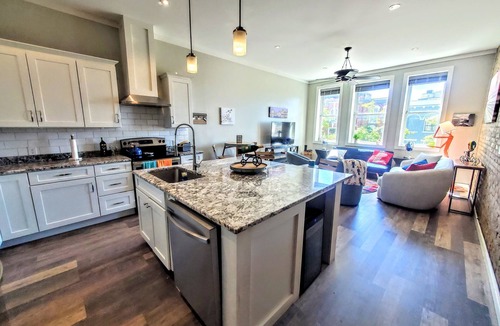 Wilmington Historic District House | Corner of Market & Front St. Renovated TOP FLOOR. Bridgeview. Renovated.