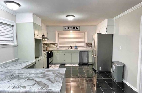 Decatur House | Corporate Ready 5BR Home | Wi-Fi, Parking, Self Check-In