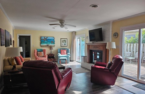 Pine Knoll Shores House | Cosgrove's Cove in tranquil Pine Knoll Shores very close to the beach.