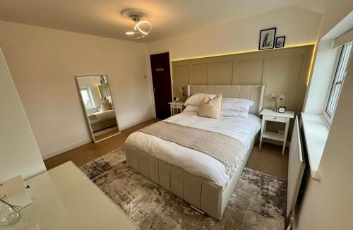 Hillingdon House | Cosy 4 Bedroom House With Secure Parking