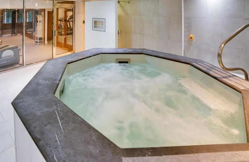 Courtfield Apartment | Cosy Apartment in London with Jacuzzi