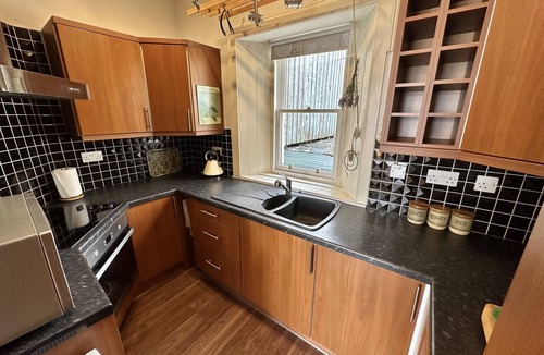 Inveraray Cottage | Cosy Cottage in Inveraray with Fantastic Loch Views and Wood Burner - 1 King, 1 Double Bedroom