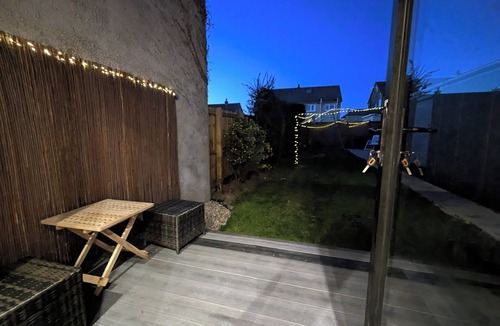Longcroft House | Cosy Family-Friendly Stay with 2-Sided Wood Burner in the City of Edinburgh
