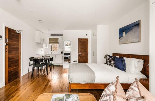 Royal Borough of Kensington and Chelsea Apartment | Cosy Kensington Apartment AC