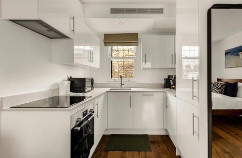 Royal Borough of Kensington and Chelsea Apartment | Cosy Kensington Apartment AC