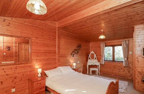 Milford on Sea Cabin | Cosy Log Cabin - very quiet part of Shorefields Park near Fishing Lake