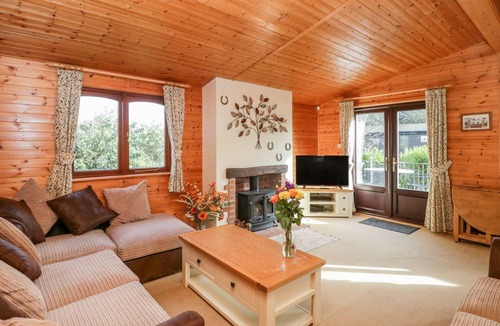 Milford on Sea Cabin | Cosy Log Cabin - very quiet part of Shorefields Park near Fishing Lake