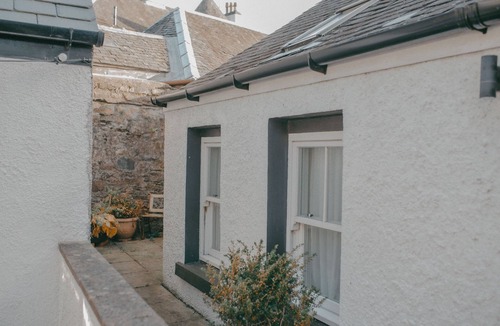 Inveraray Apartment | Cosy, Peaceful Little Cottage in Inveraray Town Centre. Comfortable and Private.