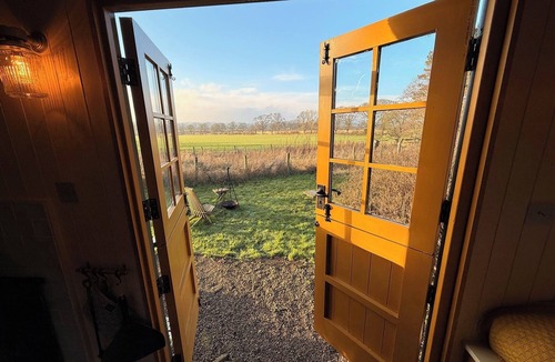 Lemington Cabin | Cosy Romantic Shepherd hut in Open Countryside