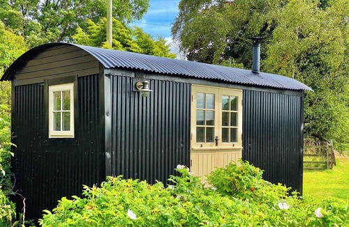 Lemington Cabin | Cosy Romantic Shepherd hut in Open Countryside