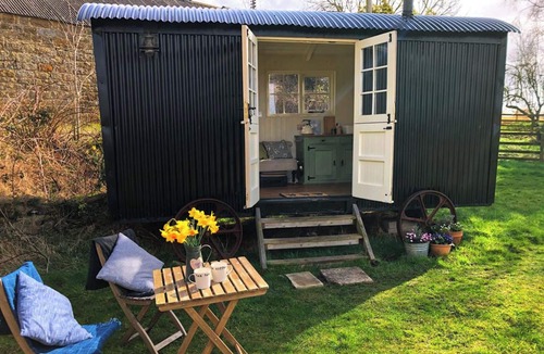 Lemington Cabin | Cosy Romantic Shepherd hut in Open Countryside