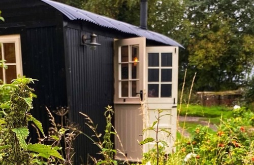 Lemington Cabin | Cosy Romantic Shepherd hut in Open Countryside