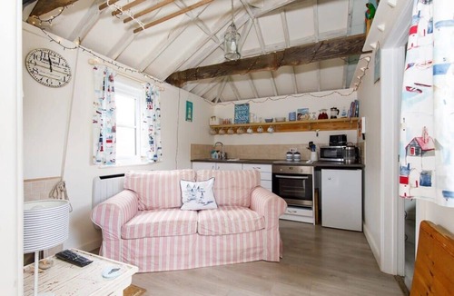 Selsey Cabin | Cosy self-contained annexe in Selsey