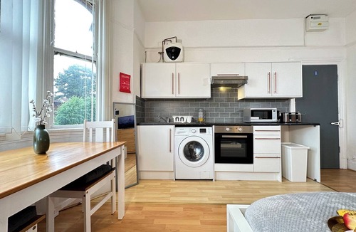 Edgbaston Apartment | Cosy Studio Escape in Harborne with Netflix